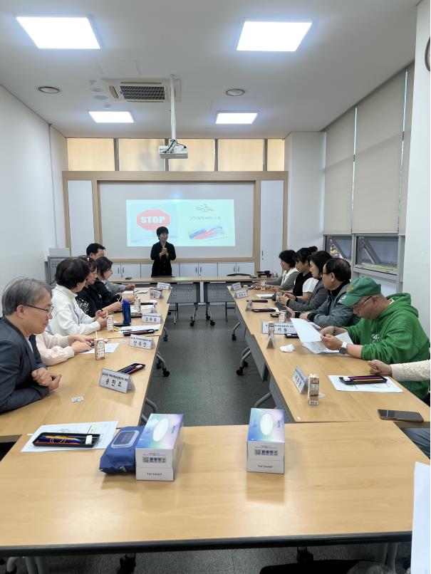 연수구 송도2동 행정복지센터는 지난 6일 동 행정복지센터에서 협의체 위원 13명을 대상으로 2026년 상반기 찾아가는 폭력예방교육을 실시했다.